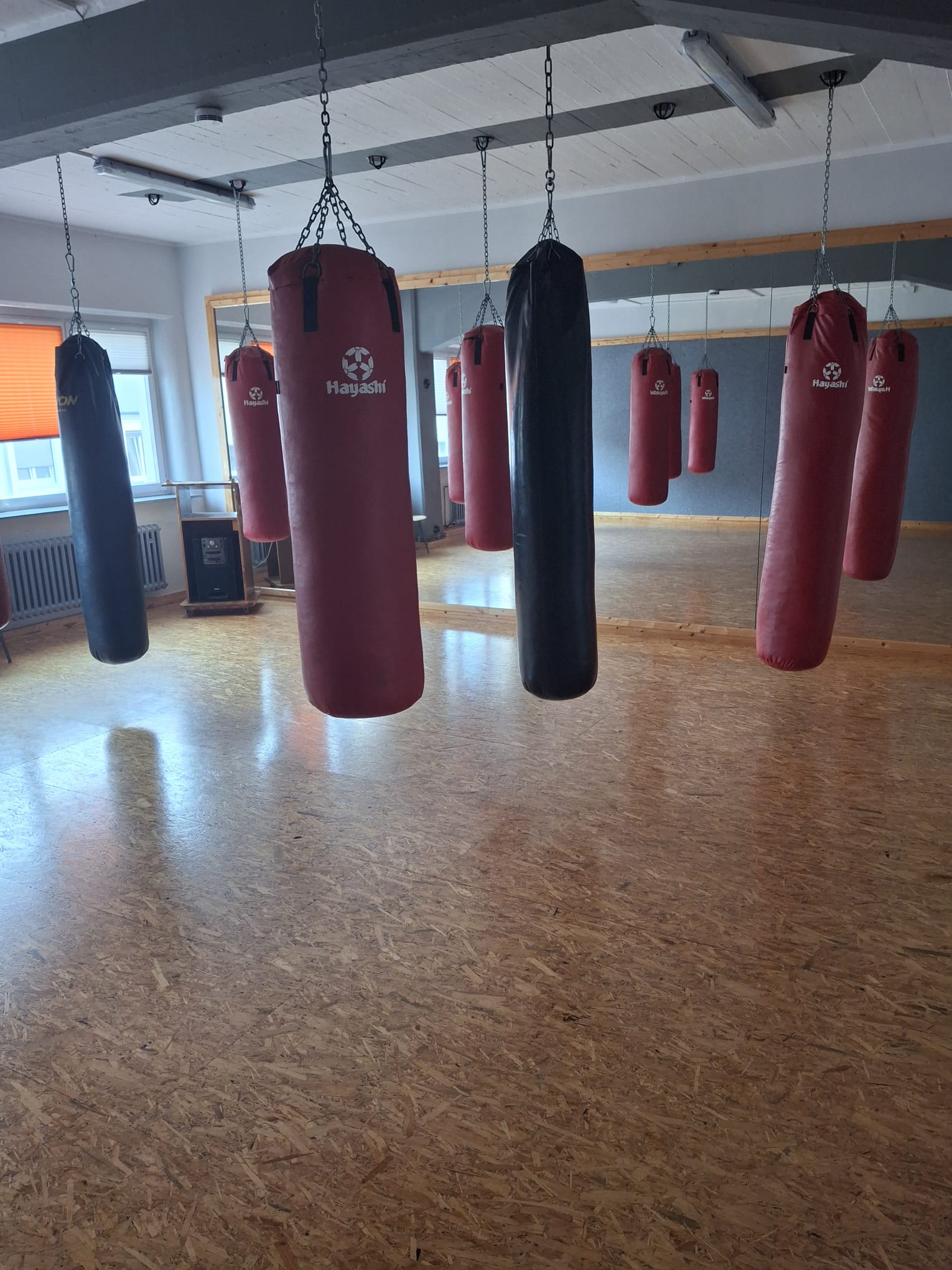 Heller Boxsackraum mit Spiegelwand