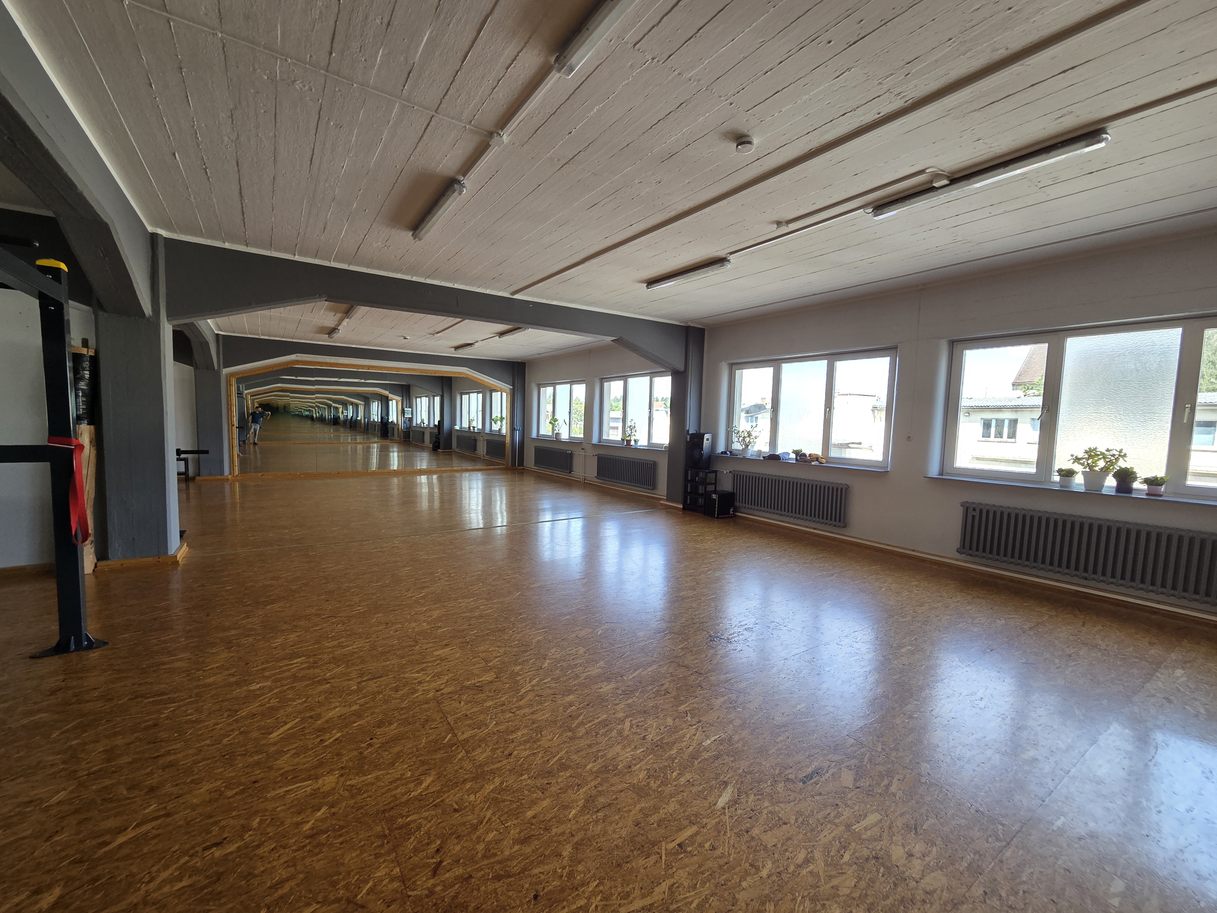 Große helle Trainingsfläche mit Spiegelwand im neuen Raccoons Gym