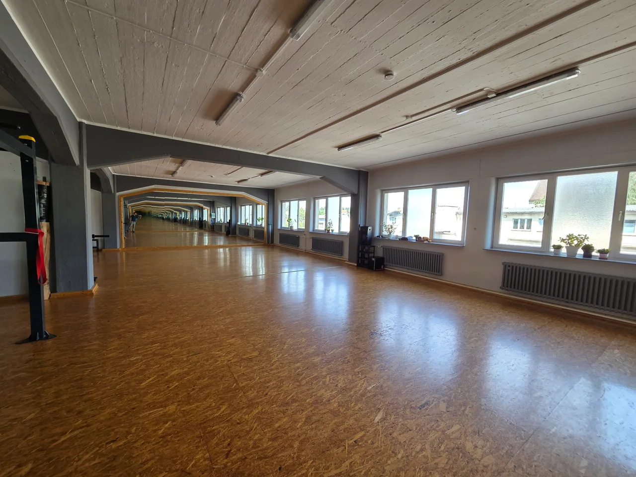 Große helle Trainingsfläche mit Spiegelwand im neuen Raccoons Gym